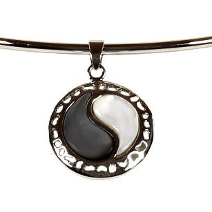 Detail van parelmoeren ketting met Yin Yang hanger op buste | Yin Yang