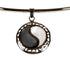 Detail van parelmoeren ketting met Yin Yang hanger op buste | Yin Yang