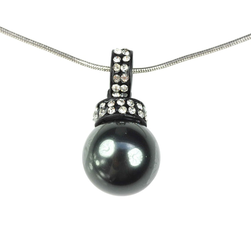 Detail van mother of pearl parelketting met zwart groene parel en stras steentjes | Balanie