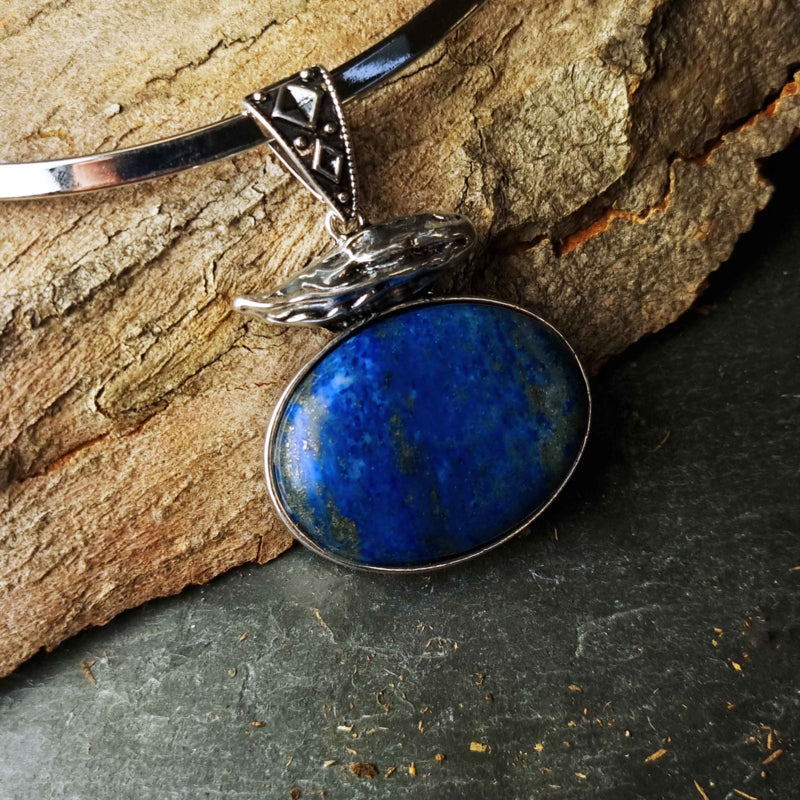 Blauwe edelstenen ketting met lapis lazuli liggend tegen schors | Lapis Lazuli Choker