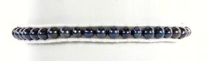 Zoetwater parel armband met blauw-paarse parels op display | Britney