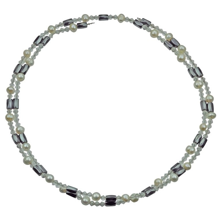 Zoetwater parelketting met witte parels, zwart magnetiet en glaskristallen liggend | Pearl Clear Crystal Magnetite Wrap
