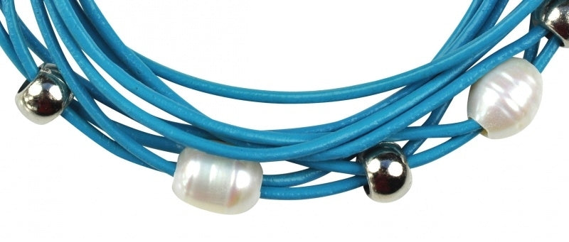 detail van wit zoetwater parel armband met blauw leer, magneetslot en stras steentjes | Bling Pearl Aqua
