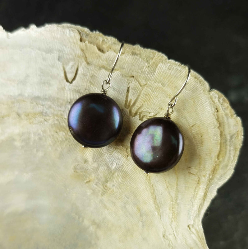 Zoetwater parel oorbellen met zwart bruin paarse parels en sterling zilver (925) hangend aan witte schelp | Coddy