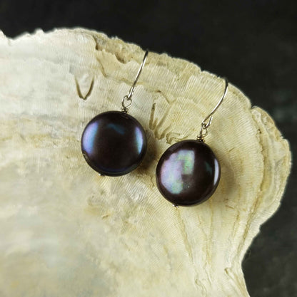 Zoetwater parel oorbellen met zwart bruin paarse parels en sterling zilver (925) hangend aan witte schelp | Coddy