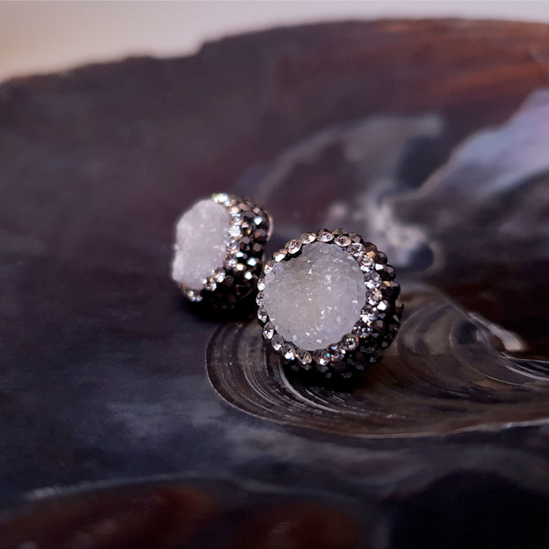 Grijze edelstenen oorknoppen met ijskwarts en stras steentjes liggend in schelp | Bright Ice Quartz